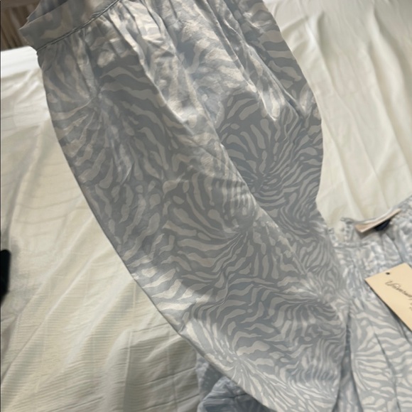 Elegant Blue Patterned Women's Top - Picture 5 of 8